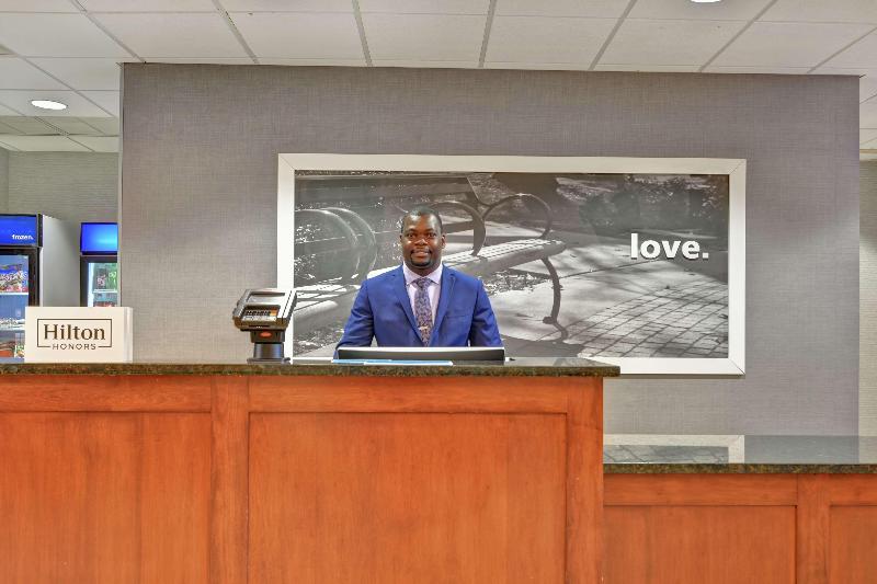 Hampton Inn & Suites Newark-Harrison-Riverwalk - Lobi