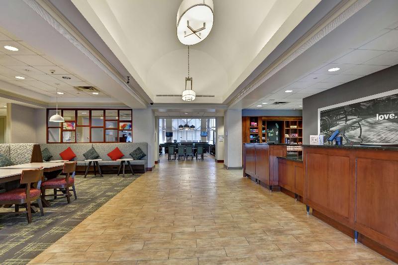 Hampton Inn & Suites Newark-Harrison-Riverwalk - Lobi