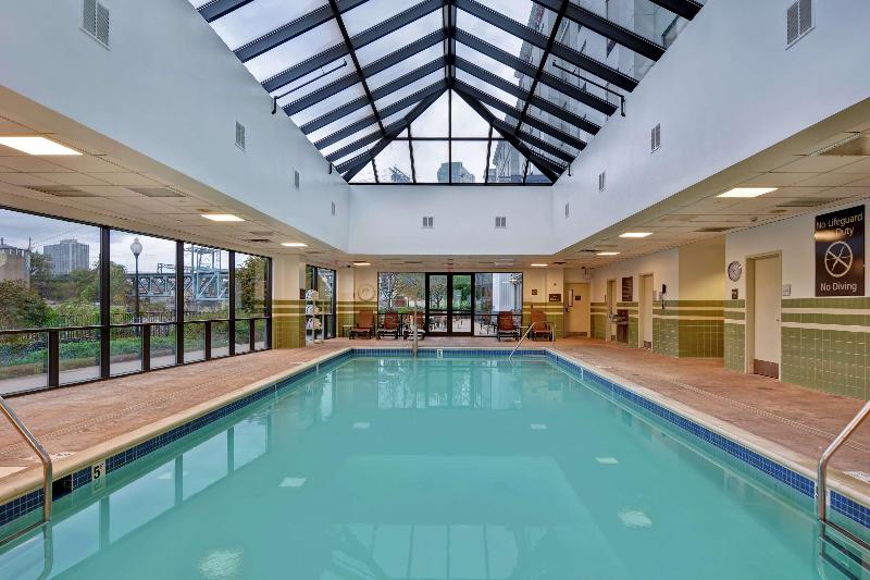Hampton Inn & Suites Newark-Harrison-Riverwalk - Havuz