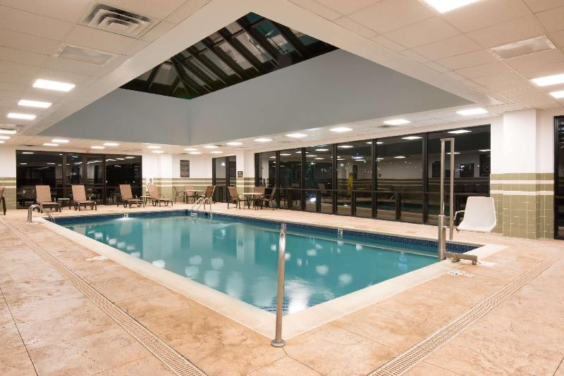 Hampton Inn & Suites Newark-Harrison-Riverwalk - Havuz