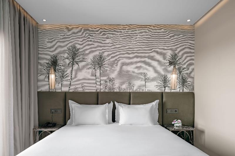 Red Hotel - Oda