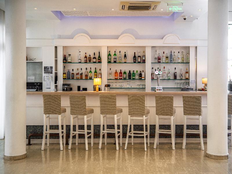 Anonymous Beach Hotel - Bar