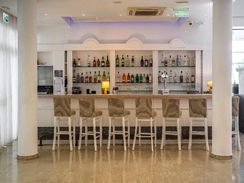 Anonymous Beach Hotel - Bar