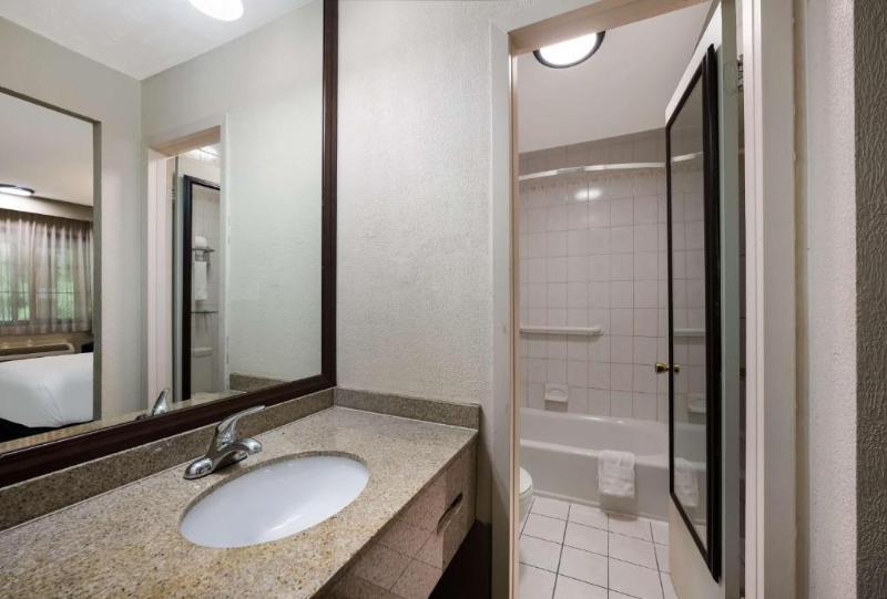 SureStay Plus by Best Western Woodbury Inn - Oda