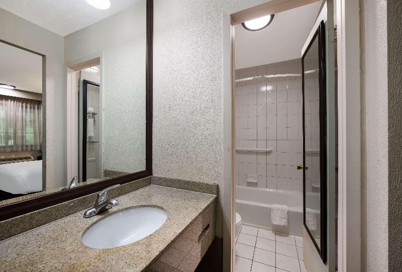 SureStay Plus by Best Western Woodbury Inn - Oda