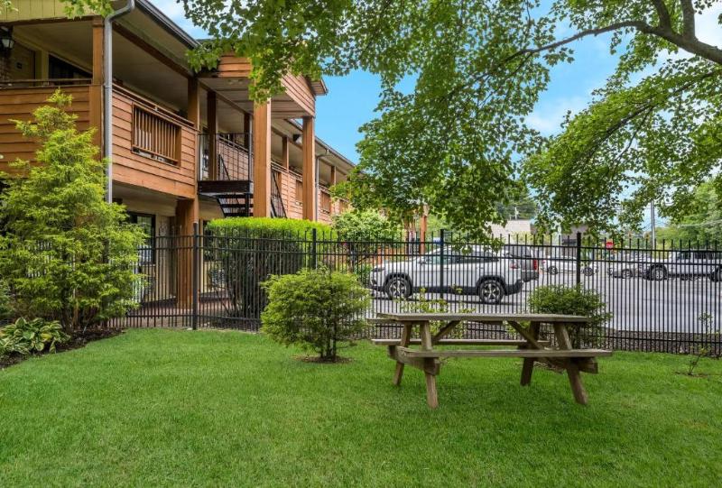 SureStay Plus by Best Western Woodbury Inn - Teras