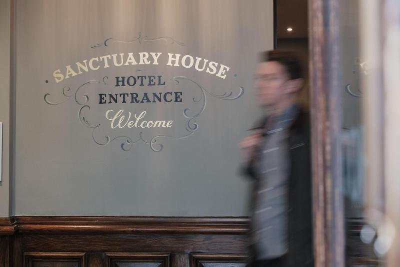 Sanctuary House - Lobi