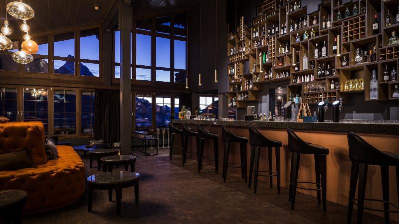 HUUS Gstaad Hotel - Lobi