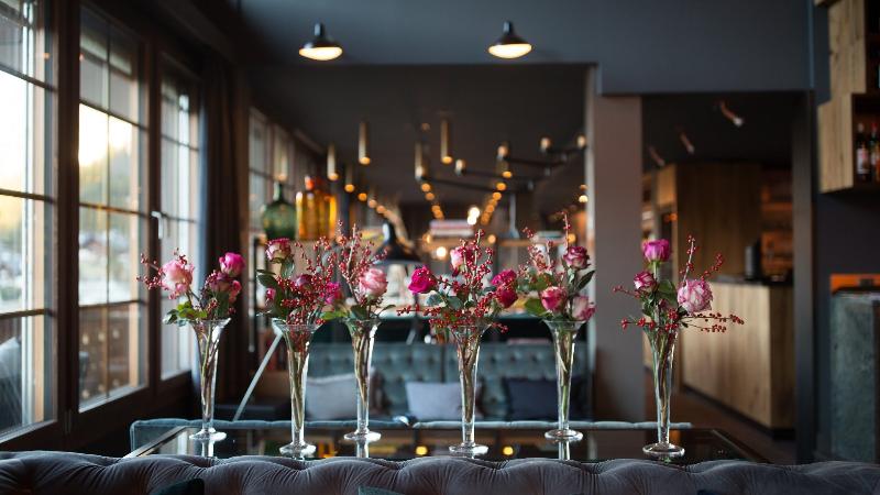HUUS Gstaad Hotel - Lobi