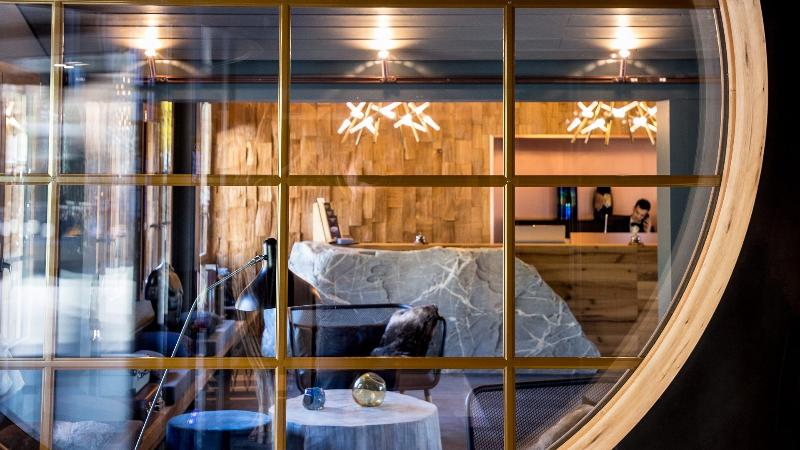 HUUS Gstaad Hotel - Lobi