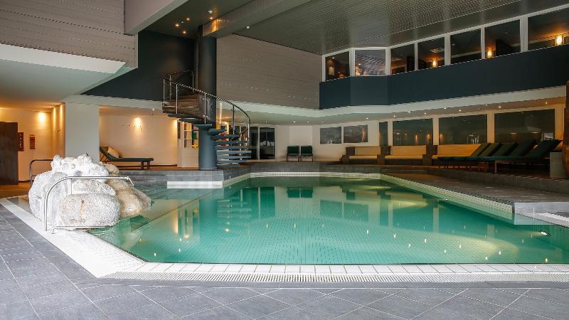 HUUS Gstaad Hotel - Havuz
