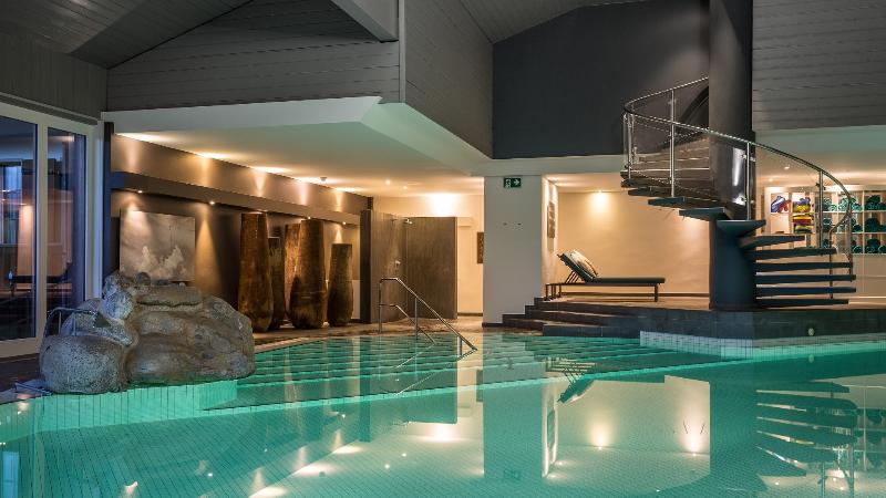 HUUS Gstaad Hotel - Havuz