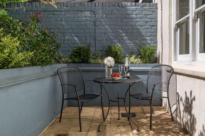 The Resident Kensington - Teras