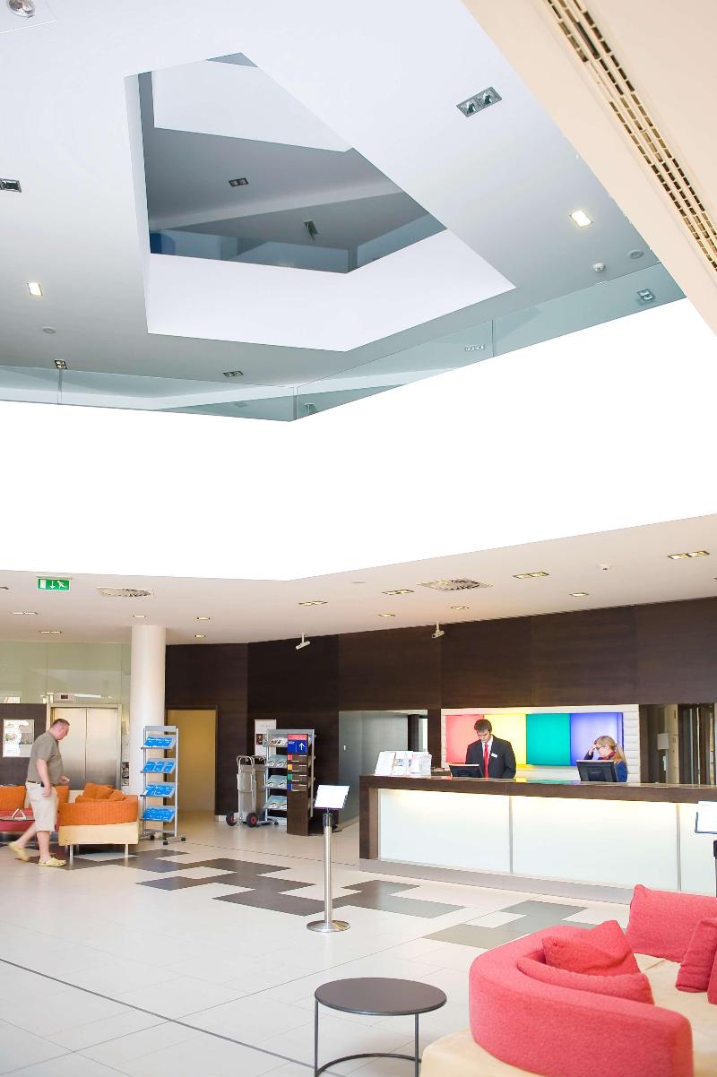 Park Inn by Radisson Sarvar Resort & Spa - Lobi