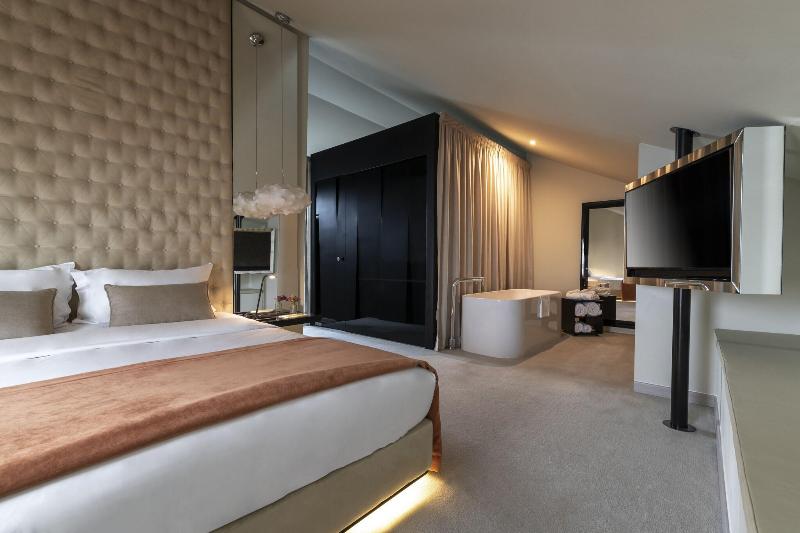 9Hotel Mercy - Oda