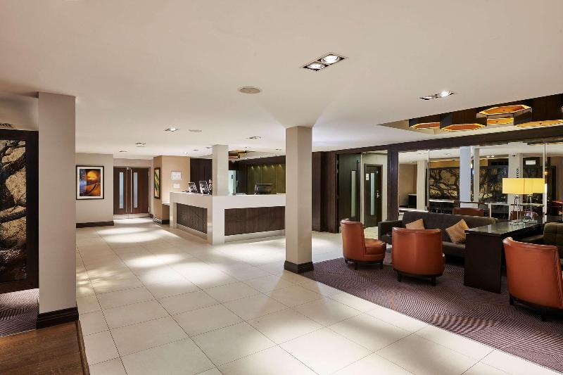 DoubleTree by Hilton London Ealing - Lobi