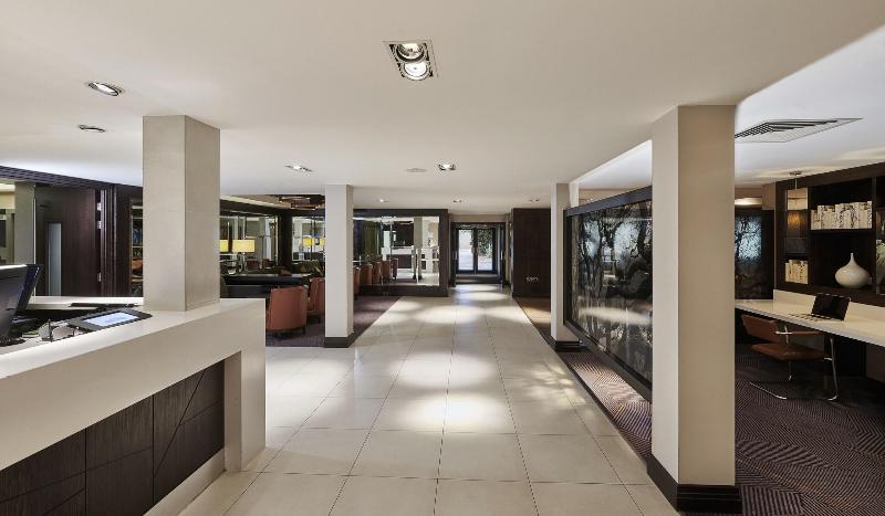 DoubleTree by Hilton London Ealing - Lobi