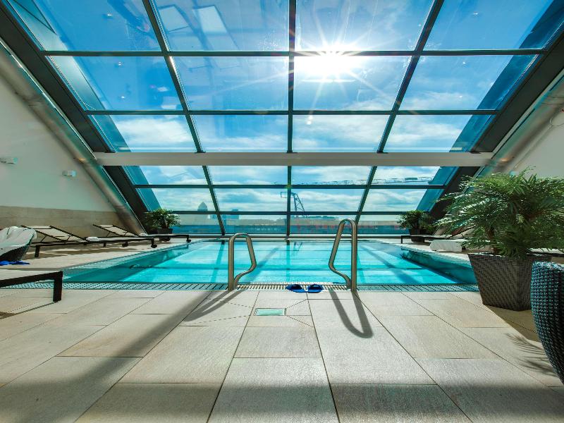 Radisson Blu Hotel Frankfurt - Havuz
