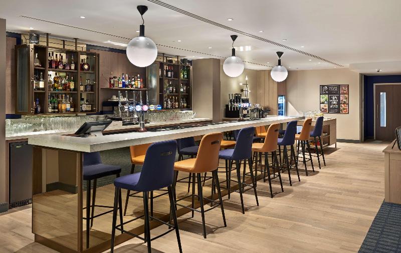 Hyatt Place London Heathrow Airport - Bar