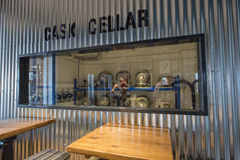 Ship and Trades - Bar