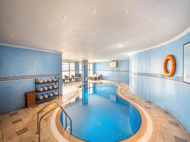 Central Hotel Doha by IHG - Havuz