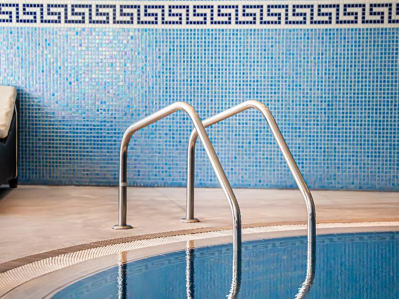 Central Hotel Doha by IHG - Havuz