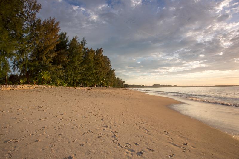 Mai Khao Lak Beach Resort & Spa - Plaj