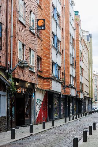 Moon Hostel Bio