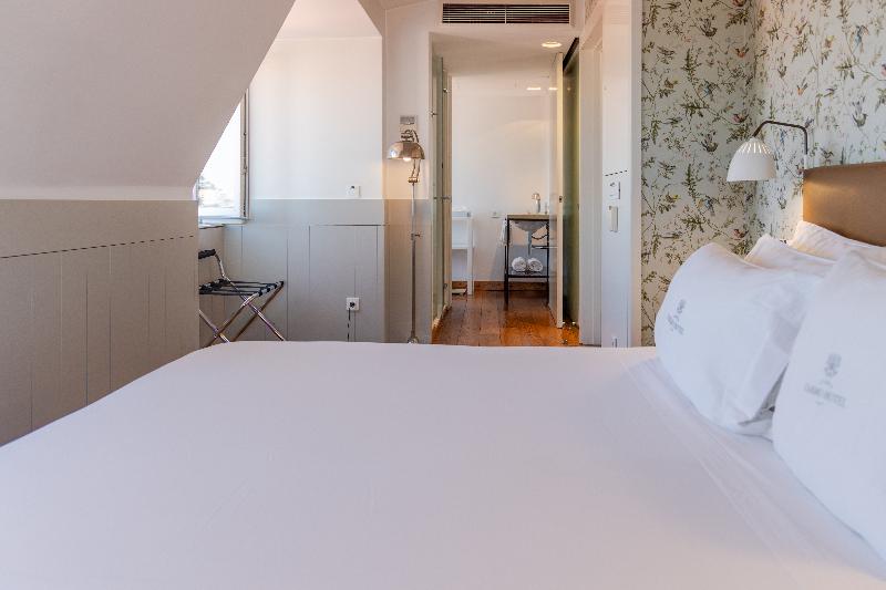 Lisboa Carmo Hotel - Oda