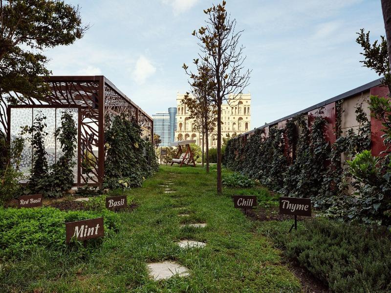 JW Baku - Genel