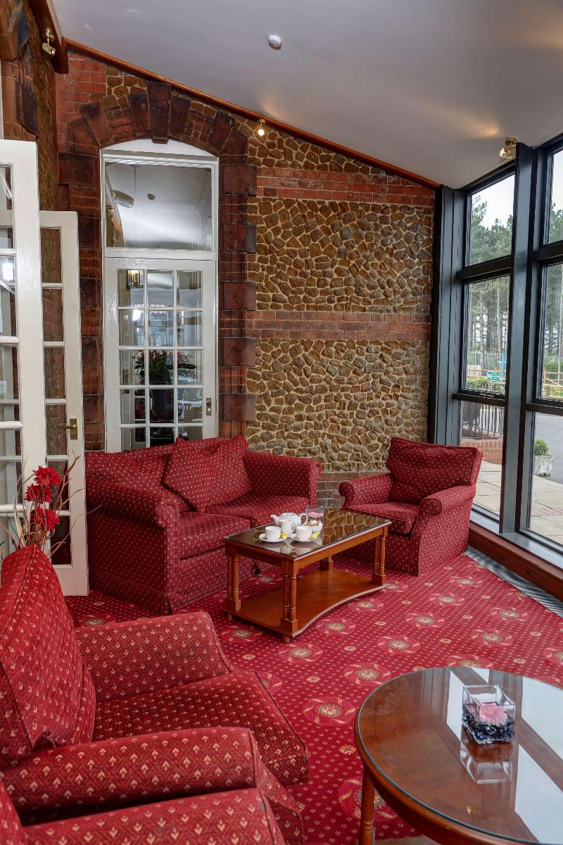 Le Strange Arms Hotel - Genel