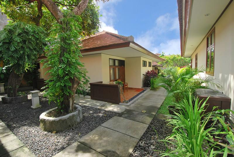 Yulia Beach Inn Kuta - Genel