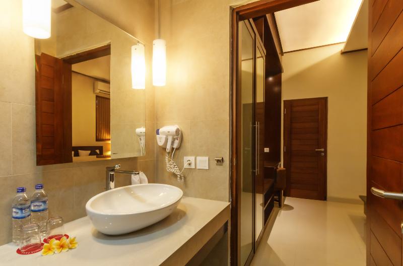 Yulia Beach Inn Kuta - Oda