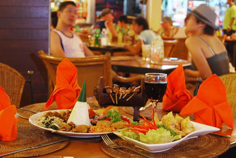 Yulia Beach Inn Kuta - Restoran