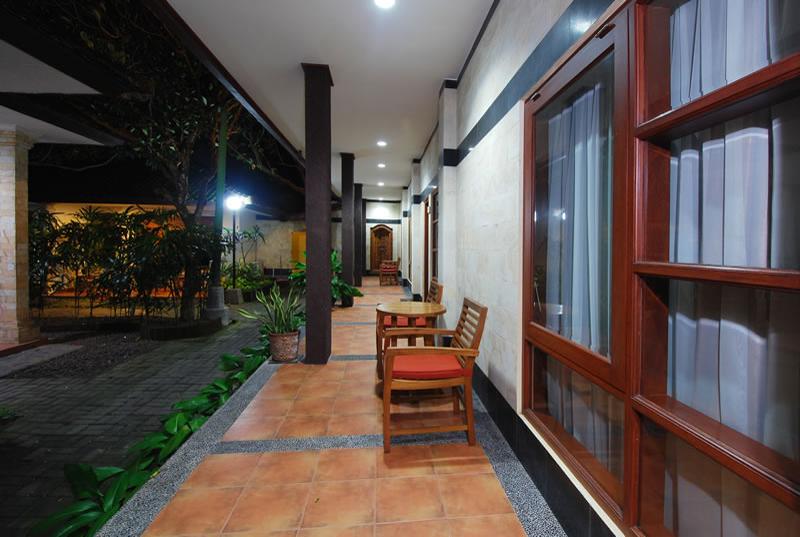 Yulia Beach Inn Kuta - Teras