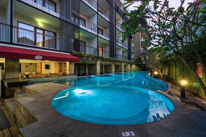 Quest Hotel Kuta by ASTON - Havuz