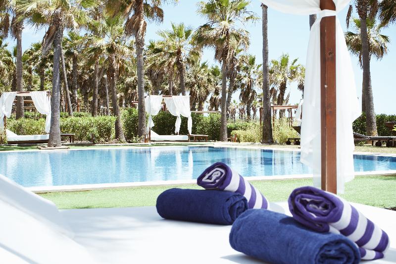 Wine & Books by the sea - Algarve Resort - Havuz