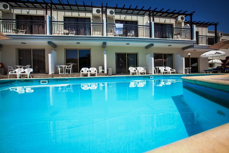 Crystallo Hotel Apts - Havuz