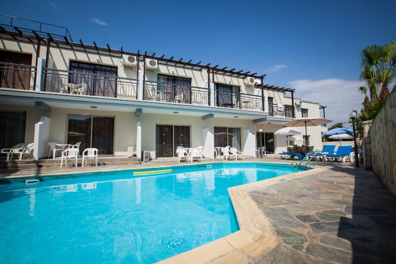 Crystallo Hotel Apts - Havuz