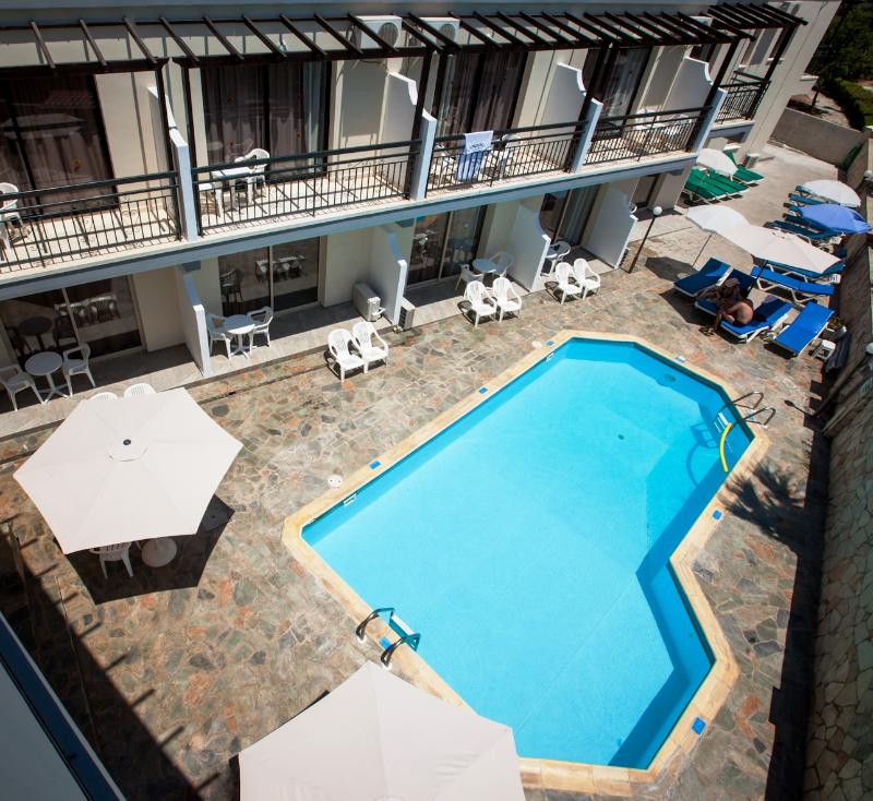 Crystallo Hotel Apts - Havuz