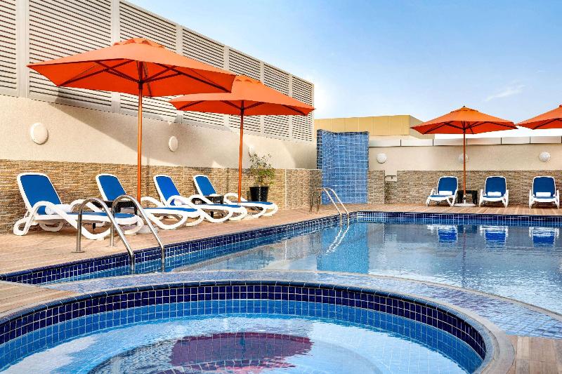 Ramada by Wyndham Dubai Deira - Havuz