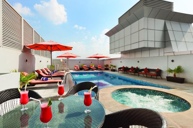 Ramada by Wyndham Dubai Deira - Havuz
