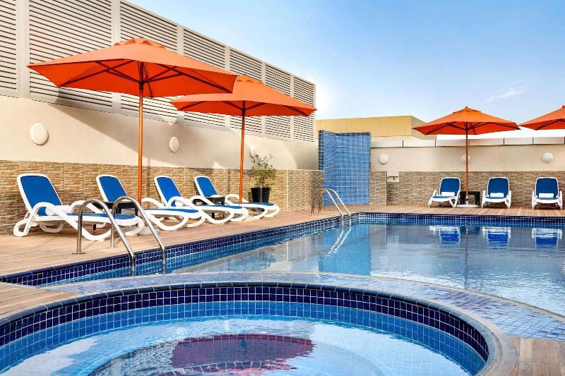 Ramada by Wyndham Dubai Deira - Havuz