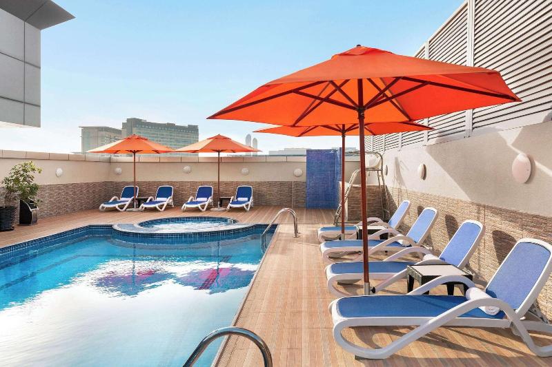 Ramada by Wyndham Dubai Deira - Havuz