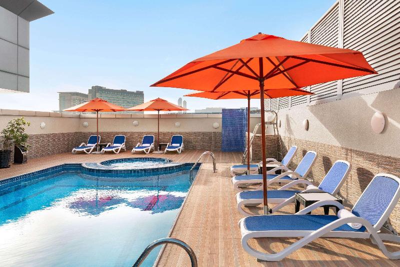 Ramada by Wyndham Dubai Deira - Havuz
