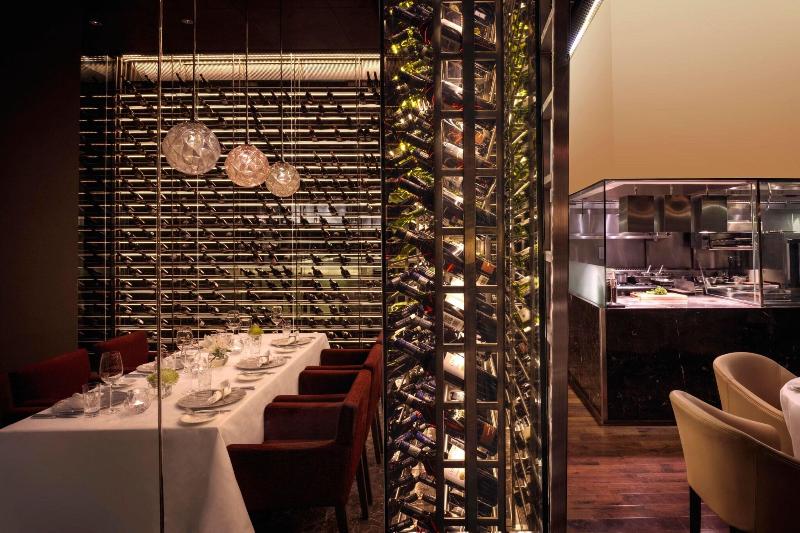 The Ritz-Carlton Abu Dhabi, Grand Canal - Restoran