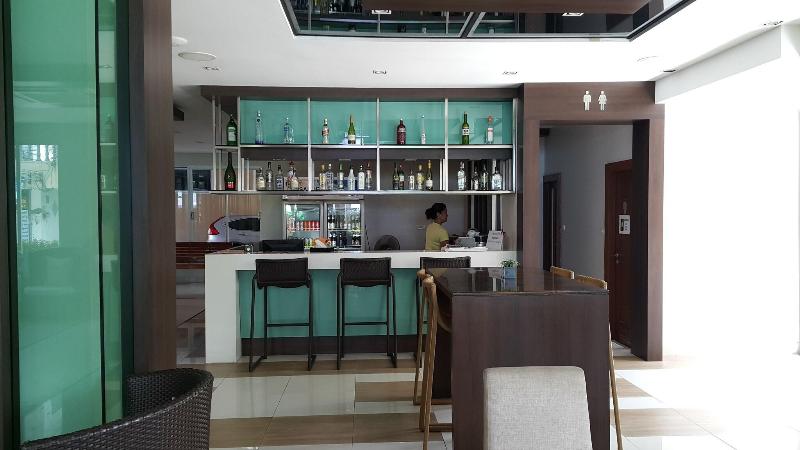 April Suites - Bar