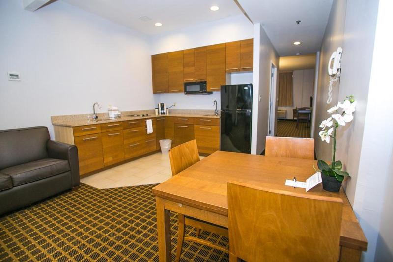 Pointe Plaza Brooklyn Hotel - Oda