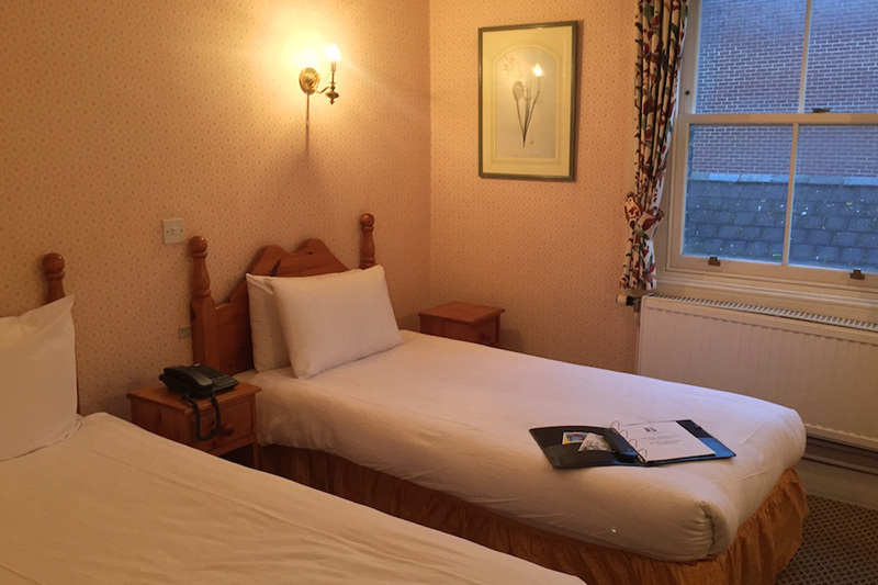 Brook Red Lion Hotel - Oda