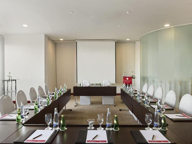 Ramada by Wyndham Beach Hotel Ajman - Toplantı